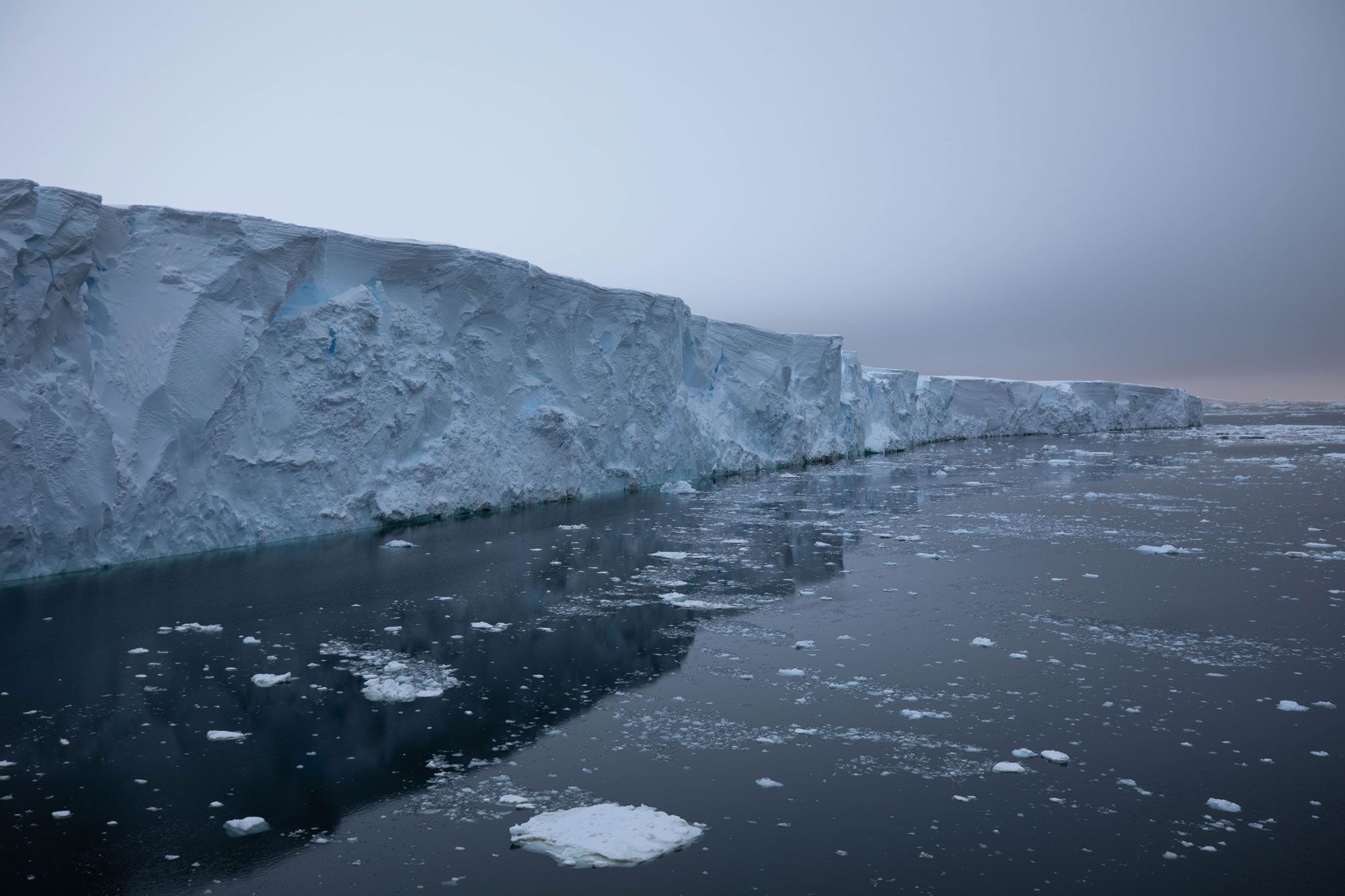 Антарктический ледниковый щит. Антарктида ледник Туэйтса. Ледник Туэйтса ледники Антарктиды. Шельфовый ледник Беллинсгаузена. Ледяной Покров Антарктиды.